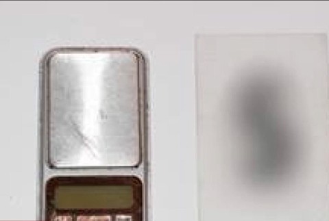 Policajti našli váhu a v nádobách sušené rastliny.