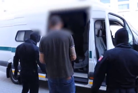 Polícia eskortovala siedmich obžalovaných fanúšikov na súd