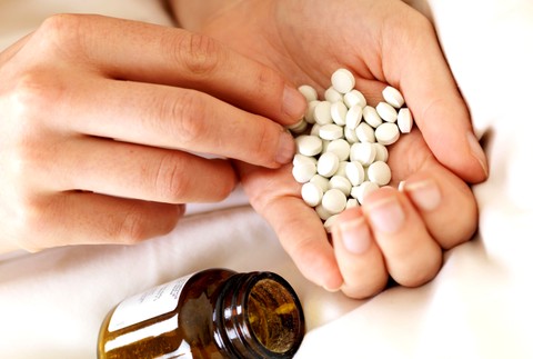 tabletky ruka krabicka