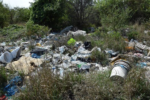 Pri Nových Zámkoch vznikla nelegálna skládka, odpad siaha do výšky dvoch metrov