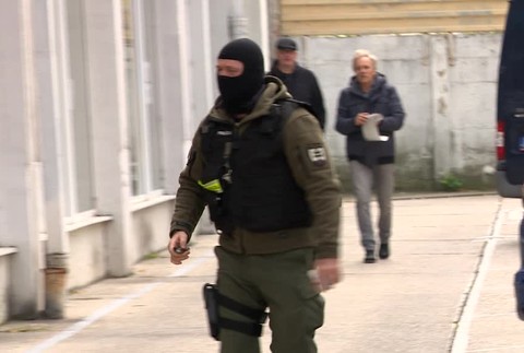 Razia na západnom Slovensku. Policajti zadržali muža, ktorý má v Bratislave podnikať v stavebníctve