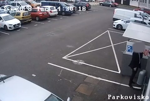 VIDEO: Na parkovisku zabudol tašku s 5 tisíc eurami. Okoloidúci sa neváhal obohatiť