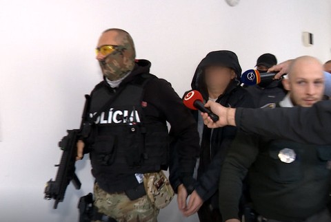 Po zásahu NAKA sa pred súd postavilo 8 osôb. Počas razie zadržali aj aktéra státisícovej lúpeže