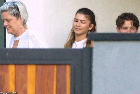 45000647-9753151-Quality_time_During_the_same_day_Zendaya_was_spotted_at_a_reside-m-256_1625350847433