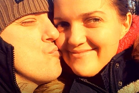 Po nešťastnom skoku do bazéna sa o Martina stará jeho priateľka. Pre zákon sa ale nemôžu zosobášiť