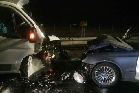 Čelná zrážka na D2. Na mieste zasahoval vrtuľník