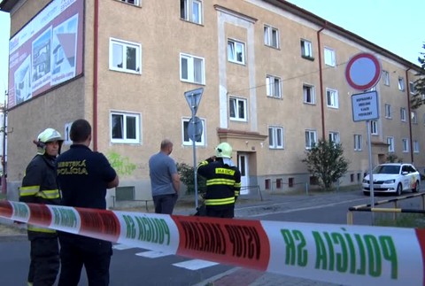 Muž postavil na nohy celé sídlisko. Vyhrážal sa explóziou, z okna vyhodil bicykel a po policajtovi hodil nôž