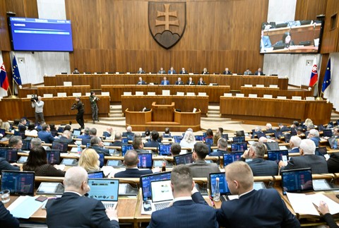 Rokovanie parlamentu o návrhoch na odvolanie viacerých ministrov a na vyslovenie nedôvery vláde