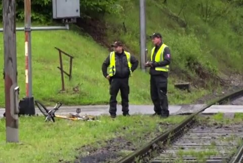 Cyklista vošiel rovno pod vlak. Vraj  ho nevidel cez kapucňu
