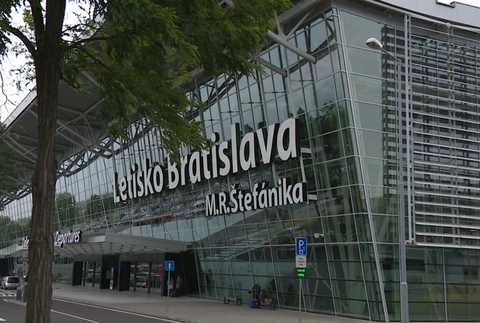 letecky alebo vlakom