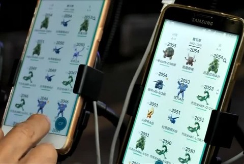 Muž naplno prepadol hre. Pokémonov loví 15 mobilmi10576