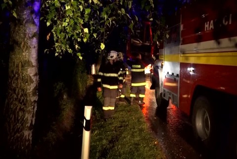 FOTO: Blesk podpaľač. Zasiahol komín a strecha bola razom v plameni4039