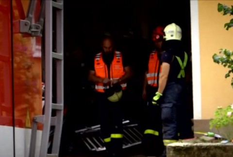 Hasiči a banskí záchranári už viac ako 40 hodín zachraňujú muža, ktorí spadol do studne