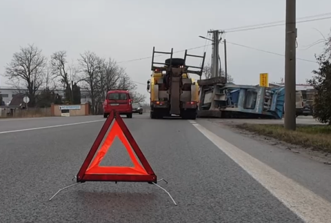 Cestu zablokoval zošmyknutý náves kamióna