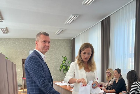 Krisztián Forró s manželkou Szilviou, Aliancia