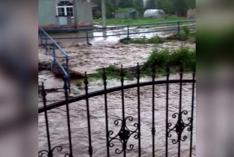 [multi] V dedine vôbec nepršalo a náhle sa na ňu valila záplavová vlna z búrky, ktorá bola na inom mieste 1155