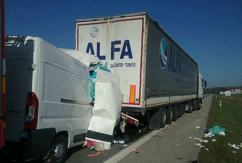 Pri Galante sa zrazila dodávka s kamiónom