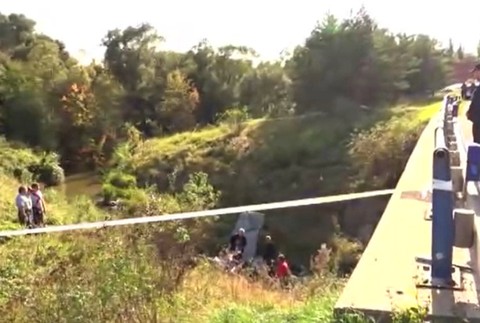 Policajti našli v odparkovanom aute dve mŕtve telá.