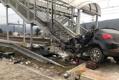 Čelná zrážka s železničným nadchodom sa vodičovi stala osudnou