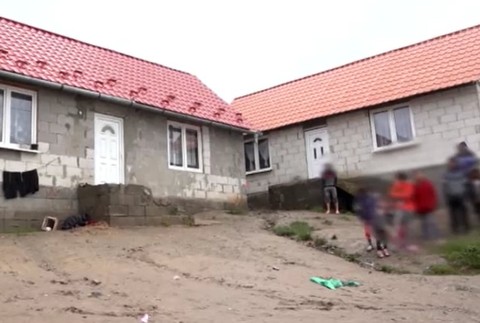 Dievčatko zrazilo cúvajúce auto.