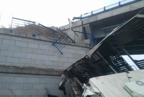 Kuriózna nehoda. Kamión spadol z mosta 2