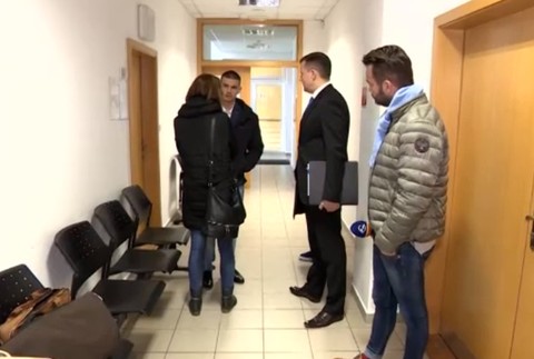 Dávid (17), ktorý prišiel na policajnú stanicu a priznal sa k vražde otca, stál pred súdom