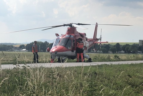 Nehoda motorky a auta za obcou Nadlice. O život prišla žena 