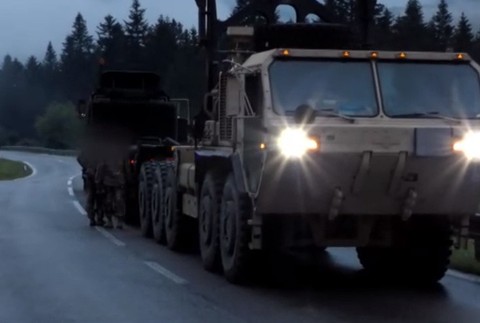 Nehoda vojenského konvoju s autom 