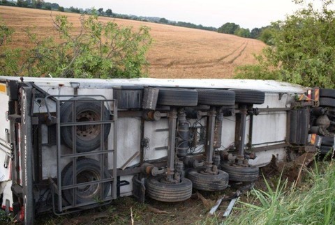 Pri Hlohovci sa prevrátil kamión. Premávka zostala obmedzená