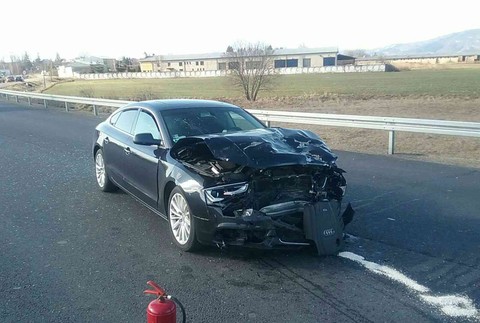 Nehoda dvoch automobilov. Na mieste zasahuje vrtuľník