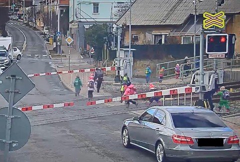 Učiteľky hazardovali nielen so svojimi životmi. Cez koľajnice prebiehali s deťmi, aj keď blikali svetlá a závora bola dole