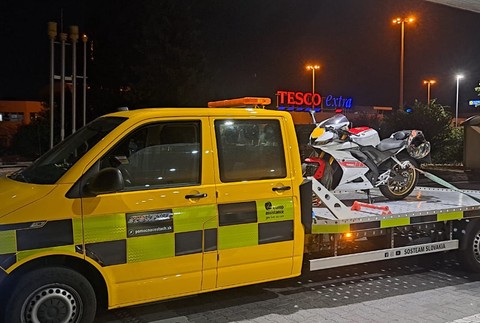 Motorkárka vrazila do stĺpa