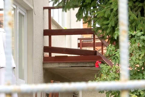 [multi] Päťročné dieťa spadlo z balkóna. Neudržali ho prehnité dosky zábradlia 4278
