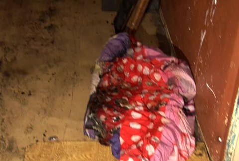 [multi] V noci zachvátil požiar byt vo Veľkom Krtíši. Býva v ňom matka s piatimi deťmi 3822