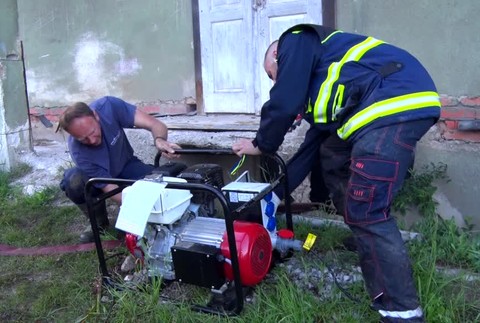 [multi] V dedine vôbec nepršalo a náhle sa na ňu valila záplavová vlna z búrky, ktorá bola na inom mieste 1153