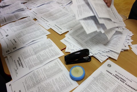 Vysypanie volebných urien s hlasovacími lístkami a sčítavanie hlasov po ukončení volieb do Národnej rady SR 2020