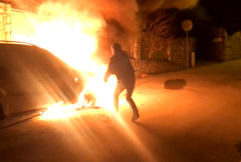 Zhorelo mu auto a teraz konská maštaľ