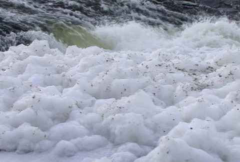 [multi] Na hladine Hronu sa objavila hustá biela pena. Polícia zisťuje jej pôvod 1219