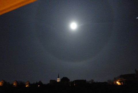 Okolo mesiaca sa vytvoril zaujímavý prstenec