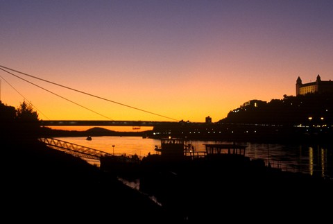 Bratislava hrad večer