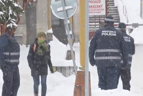 Muž autom narazil do policajta.