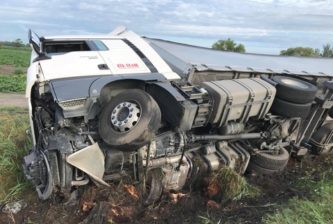 Na diaľnici D2 sa prevrátil kamión. Doprava je obmedzená 