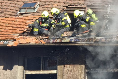 hasici zachranovali strechu
