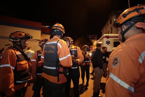 záchranári medzi obyvateľmi Venezuely 