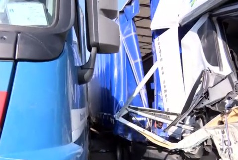 Hlavný ťah do Bratislavy zablokovala nehoda. Kamión vrazil do smetiarskeho auta 