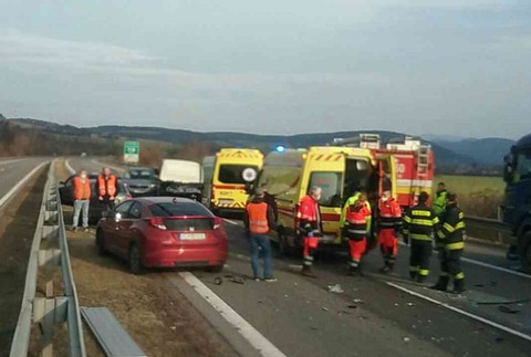 Hromadná dopravná nehoda pri Trenčíne 