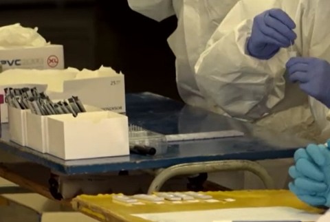 Opitý lekár, ktorý robil výtery na celoplošnom testovaní, bude stíhaný na slobode.