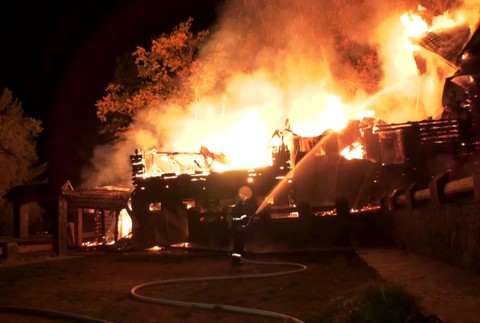 [multi] Turisti utekali z horiacej chaty 1401