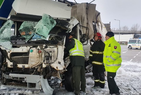 Nehoda na bratislavskej benzínke. Nákladné auto vrazilo do stojanu
