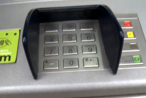 Zázračný bankomat vydával ľuďom dvojnásobok žiadanej sumy. Teraz majú výbercovia problém s políciou